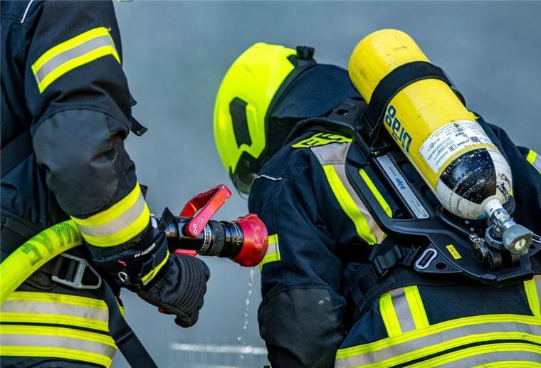Feuerwehrleute bereiten einen Löschangriff vor.
