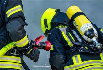 Feuerwehrleute bereiten einen Löschangriff vor.