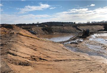 Die Erschließungsarbeiten am Industriegebiet Hexenberg im Zevener Süden schreiten voran. Hier wird das Regenwasser-Rückhaltebecken ausgebaggert.