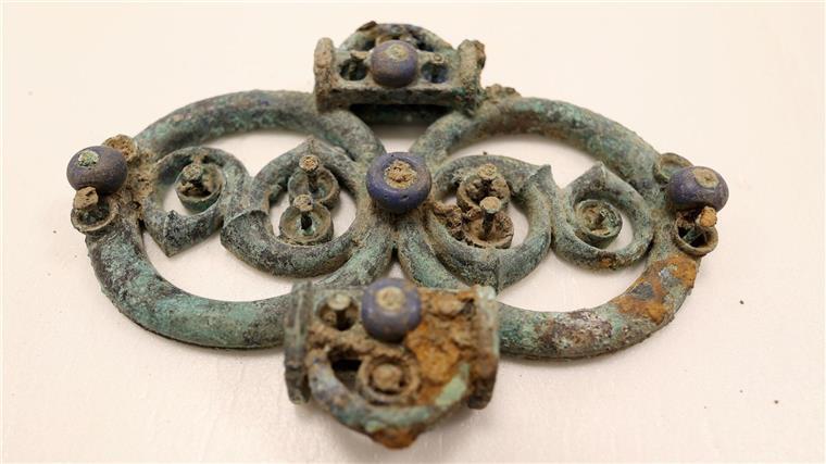 Hobby-Archäologe findet bedeutenden Schatz aus Eisenzeit Die erste Entdeckung machte ein Hobby-Archäologe mit dem Metalldetektor.