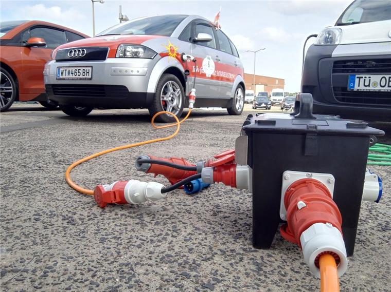 Video: Geräuschloser Rallye-Start - E-Mobile verlassen Bremerhaven Die erste Etappe ist geschafft: In Bremen tanken die Autos neuen Strom.