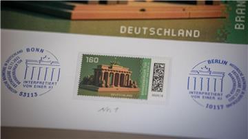 Die erste offizielle Deutschland-Krypto-Briefmarke: Als Motiv zu sehen ist das Brandenburger Tor, wie es von KI dargestellt wurde.
