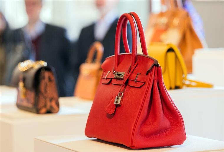 Ikone mit Patina: Die erste Birkin Bag wird versteigert Die erste Original Handtasche Birkin-Box ist schwarz und etwas angenutzt. Heute gehört das Modell zu den berühmtesten Luxustaschen.