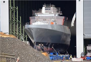 Die erste von drei Fregatten für die ägyptische Marine nimmt Form an. Am späten Freitagnachmittag verließ die vordere Sektion die Lunehalle II.
