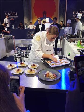 Die erste WM-Runde hat Zora Klipp in Paris überstanden. Sie kochte Spaghetti mit Rote Beete, Ziegenkäse und Birne.
