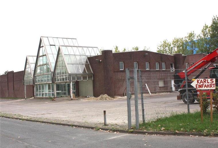 Die ersten Arbeiten für die geplante Markthalle auf dem Gelände von Karls Erlebnis-Dorf sind gelaufen.