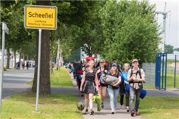 Die ersten bekommen die besten Plätze auf den Campingplätzen: Ab dem späten Vormittag strömen die Besucher gen Eichenring.
