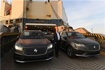 Die ersten Borgwards aus chinesischer Produktion haben Bremerhaven erreicht. Borgward-Manager Tom Anliker präsentiert das SUV-Modell BX7.
