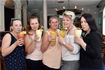 Die ersten Cocktails sind gemixt:  Ivonne Striebe, Janine Roder, Sabrina Aydogar, Kim Grychtol und Sarah Almonte Luna (von links) lassen es sich schmecken.