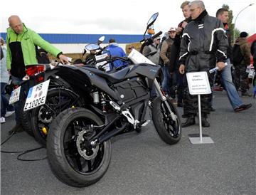 Die ersten E-Motorräder sind auf der Händlermeile zu sehen.