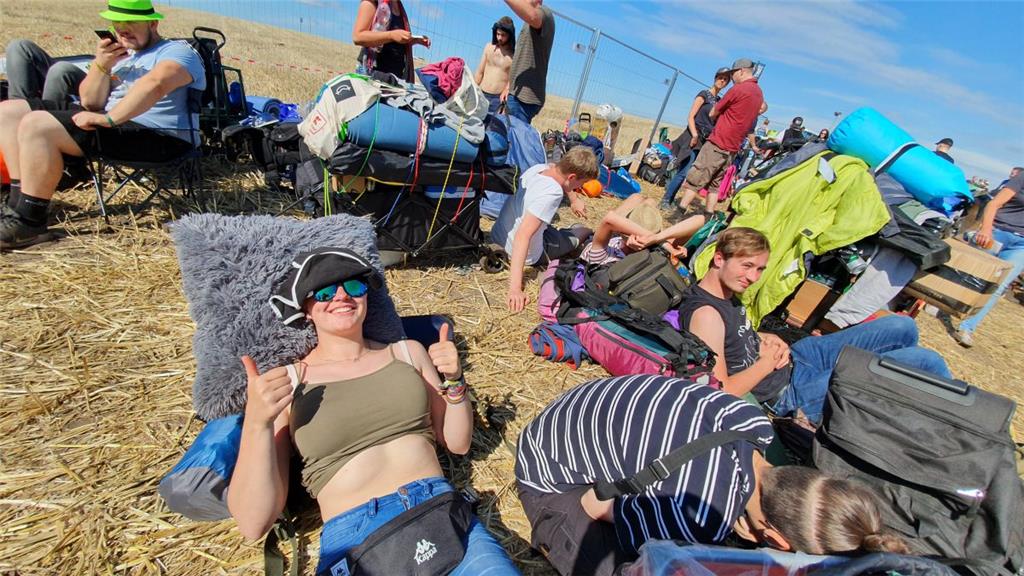 Die ersten Festivalbesucher sind da: Und die Deichbrandfans haben Glück mit dem ...