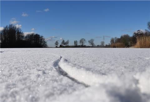 Die ersten Kufenflitzer haben bereits ihre Spuren im Schnee auf dem Eis des Seenparks in Nordenham hinterlassen. Die DLRG warnt allerdings vor dem Betreten von Eisflächen wie denen im Seenpark, die noch nicht freigegeben sind.