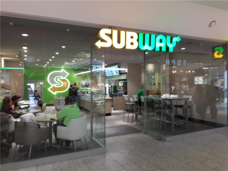 Das Warten hat ein Ende: Subway im Columbus-Center eröffnet Die ersten Kunden essen im neuen Bremerhavener Subway.