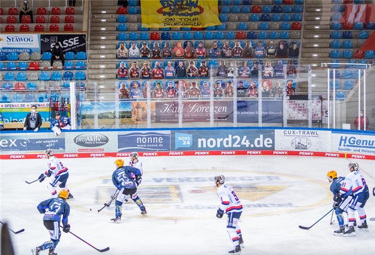 Papp-Fans unterstützen die Fischtown Pinguins Die ersten rund 100 Papp-Fans waren bei Spiel der Fischtown Pinguins gegen Iserlohn bereits in der Halle platziert.
