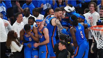 Die ersten Sekunden als NBA-Champion erlebte Isaiah Hartenstein mit den anderen Stammkräften an der Seitenlinie. 