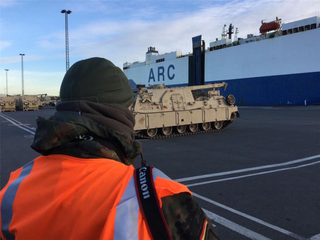 Die ersten US-Panzer, Lastwagen, Anhänger und Container mit militärischer Ausrüstung sind in Bremerhaven eingetroffen.