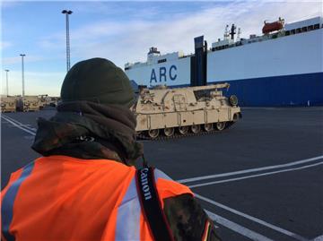 Die ersten US-Panzer, Lastwagen, Anhänger und Container mit militärischer Ausrüstung sind in Bremerhaven eingetroffen.