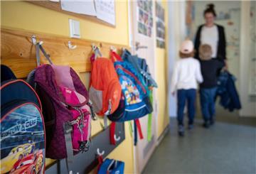 ARCHIV - 24.04.2019, Brandenburg, Wandlitz: Kinderrucksäcke hängen im Eingangsbereich eines Kindergartens. (Zu dpa: "Verdachtsfälle wegen Kindeswohlgefährdung in Kitas gestiegen") Foto: Monika Skolimowska/dpa-Zentralbild/dpa +++ dpa-Bildfunk +++