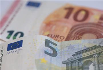 Euro-Geldscheine bilden die Summe von 15 Euro. Die Erziehungsrente hilft Geschiedenen mit Kindern – ab rund 1038 Euro zählt jedes Einkommen.