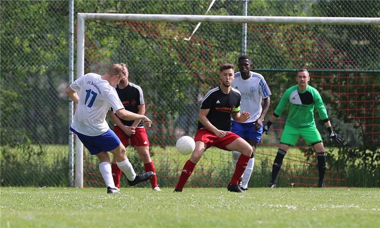 Die Esenshammer (schwarze Trikots) mit Torwart Grzegorz Kolmajer verspielten gegen den VfL Bad Zwischenahn einen 3:0-Vorsprung. Nach dem 3:3 bekamen sie in der 85. Minute einen Elfmeter, den sie zum Siegtor nutzten.