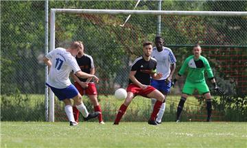 Die Esenshammer (schwarze Trikots) mit Torwart Grzegorz Kolmajer verspielten gegen den VfL Bad Zwischenahn einen 3:0-Vorsprung. Nach dem 3:3 bekamen sie in der 85. Minute einen Elfmeter, den sie zum Siegtor nutzten.