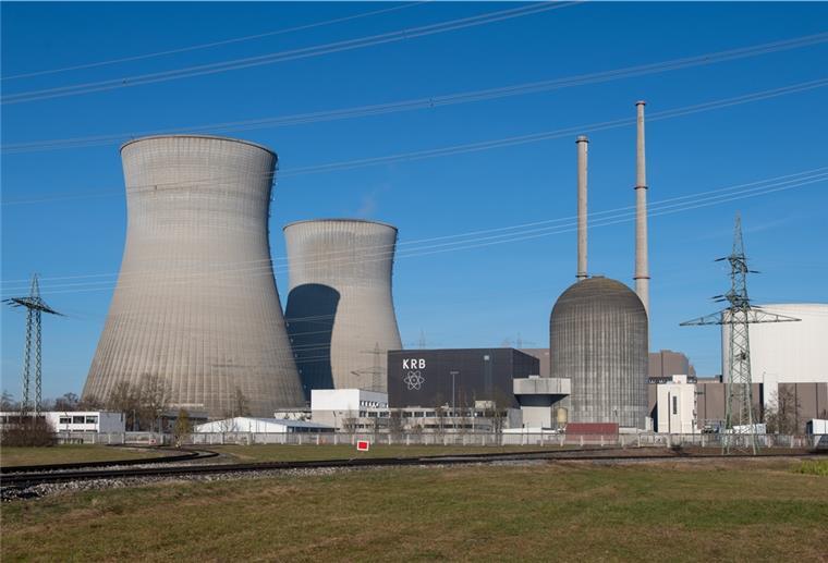 Atomkraft: Europäische Grüne gegen EU-Kommissionspläne Bayern, Gundremmingen: Neben den Kühltürmen des Kernkraftwerks stehen die Reaktorblöcke.