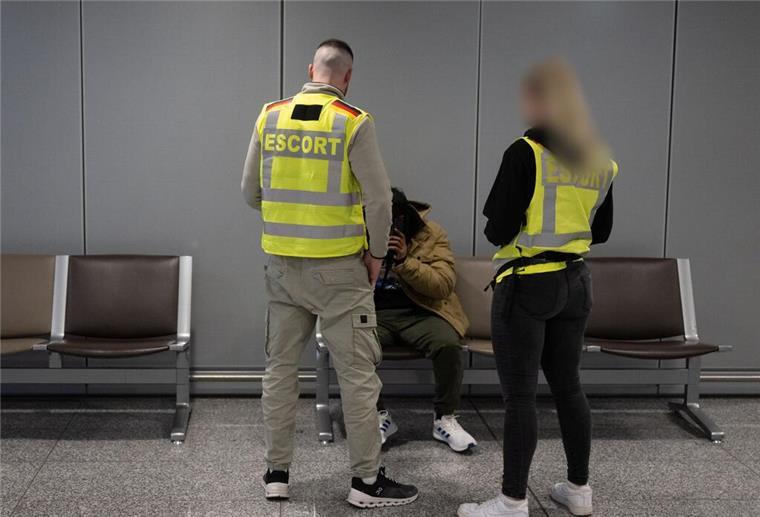 Zwei Beamte der Bundespolizei unterhalten sich mit einem Mann, bevor dieser zu einen Abschiebeflug nach Pakistan gebracht wird. Die Bundespolizei und Mitarbeiter von Frontex begleiten den Flug mit einem massiven Kräfteaufgebot. (zu dpa: «EU-Kommission stellt Plan für schnellere Abschiebungen vor»)
