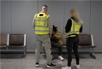 Zwei Beamte der Bundespolizei unterhalten sich mit einem Mann, bevor dieser zu einen Abschiebeflug nach Pakistan gebracht wird. Die Bundespolizei und Mitarbeiter von Frontex begleiten den Flug mit einem massiven Kräfteaufgebot. (zu dpa: «EU-Kommission stellt Plan für schnellere Abschiebungen vor»)