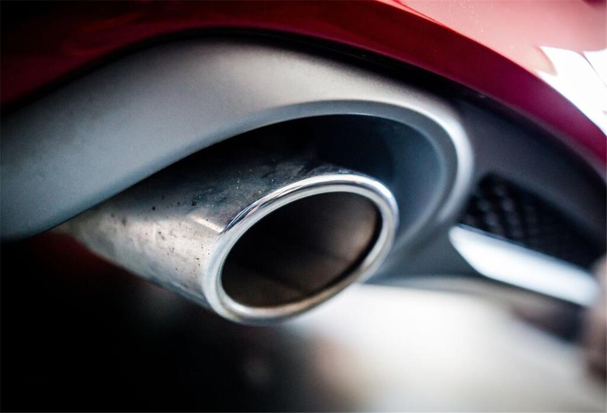 EU-Vorstoß! Ab 2030 soll hier Verbrenner-Verbot gelten Der Auspuff eines Autos mit Dieselmotor.