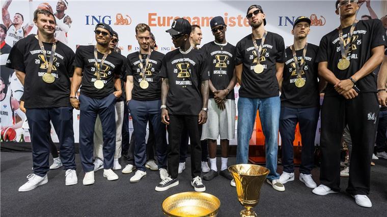 Die Europameister feiern mit ihren Trophäen.