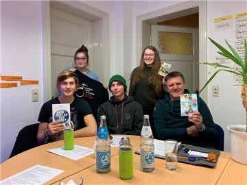 Die Evangelische Jugend Wesermünde hat den Klimanotstand ausgerufen und aufgeschrieben, was getan werden muss, um klimaneutral zu leben (von links): Maximilian Szczesny, Ann-Cathrin Becker, Finn Löchel, Johanna Hoge und Kirchenkreisjugendwart Michael Hinrichs.