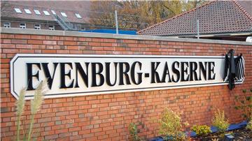 Die Evenburg-Kaserne in Leer ist im Eingangsbereich von einer Mauer mit aufgesetztem Zaun umgeben.