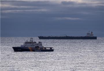 12.01.2025, Mecklenburg-Vorpommern, Sassnitz: Der manövrierunfähige Tanker ·Eventin· liegt zwischen Binz und Sassnitz auf der Reede Sassnitz. Der mit rund 99.000 Tonnen Öl beladene Tanker soll so lange dort bleiben, bis über das weitere Vorgehen entschieden ist. Vor dem Öltanker fährt das Bundespolizeischiff BP82 ·Bamberg·. Foto: Stefan Sauer/dpa +++ dpa-Bildfunk +++
