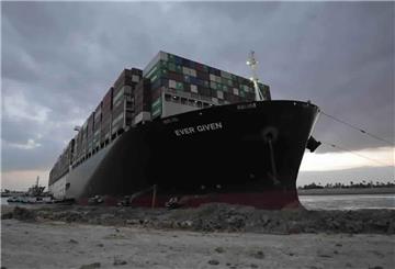 Bagger und Schlepper bemühen sich das Containerschiff «Ever Given» zu befreien. Das Frachtschiff ist im Suezkanal festgesetzt und blockiert die wichtige Schifffahrtsstraße zwischen Asien und Europa.