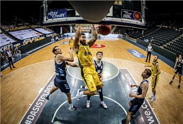 Die EWE Baskets (gelbe Trikots) gewannen mit 80:73 gegen Medi Bayreuth.
