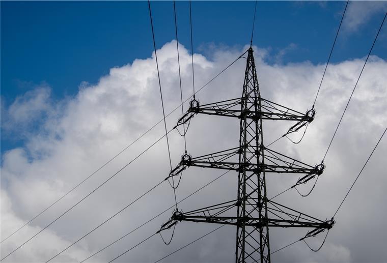 70.000 ungeplante Kunden: Bei EWE wird der Strom bald teurer Die Explosion der Preise an den Strombörsen hat etliche Billiganbieter in die Pleite getrieben. Der Energieversorger EWE erhöht jetzt seinen Strompreis, weil er dadurch 70.000 ungeplante Kunden bekam, für die er nun Strom kurzfristig teuer nachordern muss.
