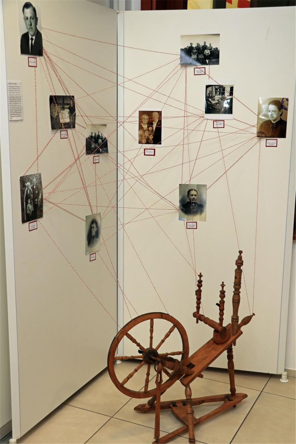 Die Fäden der Installation „Der Webstuhl“ symbolisieren, wie Menschen miteinander verwoben sind.