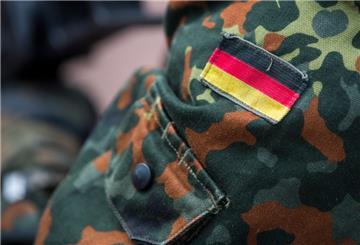 Die Fahne von Deutschland ist auf dem Uniform eines Soldaten aufgenäht.