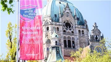 Die Fahnen wehen schon - am Mittwoch startet der Kirchentag.
