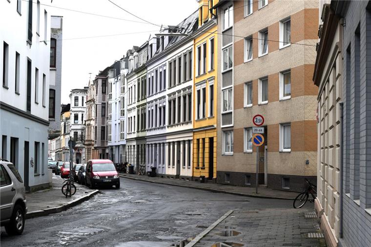 Die Fahrbahn der Kistnerstraße ist von Schlaglöchern übersät. Sie soll von Grund auf saniert werden.  Foto Scheer
