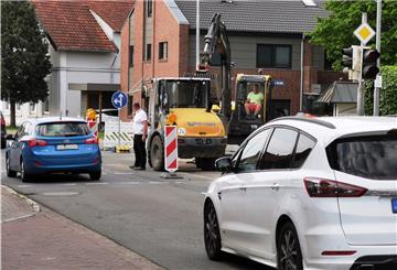 Die Fahrbahn ist aktuell halbseitig gesperrt. Der Verkehr wird mit Bedarfsampeln an den Baufahrzeugen vorbeigeführt.