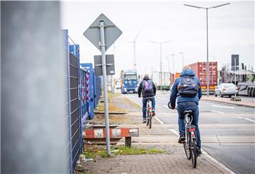 Die Fahrbahnquerung zwischen Fahrzeug- und Schienenverkehr ist gerade für Radfahrer gefährlich.