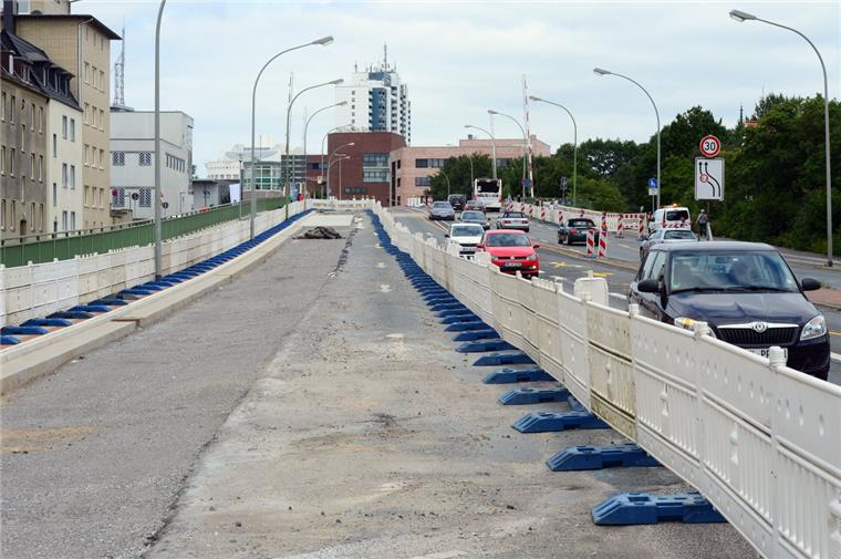 Kein Nadelöhr: Baustelle an der Bremerhavener Kennedybrücke ruht Die Fahrbahnsanierung der Rampenzufahrt zur Kennedybrücke wird erst ab 21. August fortgesetzt. Der Fußweg auf der Westseite ist wieder freigegeben. An der Wilhelmshavener Straße wird im August mit dem Bau einer barrierefreien Rampe zur Columbusstraße begonnen.