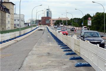 Die Fahrbahnsanierung der Rampenzufahrt zur Kennedybrücke wird erst ab 21. August fortgesetzt. Der Fußweg auf der Westseite ist wieder freigegeben. An der Wilhelmshavener Straße wird im August mit dem Bau einer barrierefreien Rampe zur Columbusstraße begonnen.  