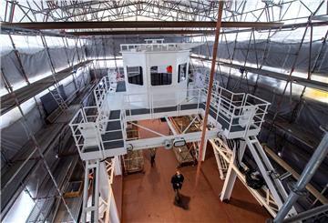 Die Fahrbühne der Schwebefähre steht in der Fertigungshalle in Brake. Mehr als fünf Jahre nach der Havarie der Rendsburger Schwebefähre über den Nord-Ostsee-Kanal steuert das Nachfolge-Gefährt der Fertigstellung entgegen.