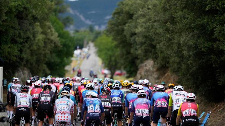 17. Tour-Etappe: Milan gewinnt Sprint Die Fahrer auf der 17. Etappe der Tour de France auf dem Weg nach Valence.