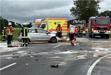 Die Fahrer der beiden Fahrzeuge mussten ins Krankenhaus gebracht werden.
