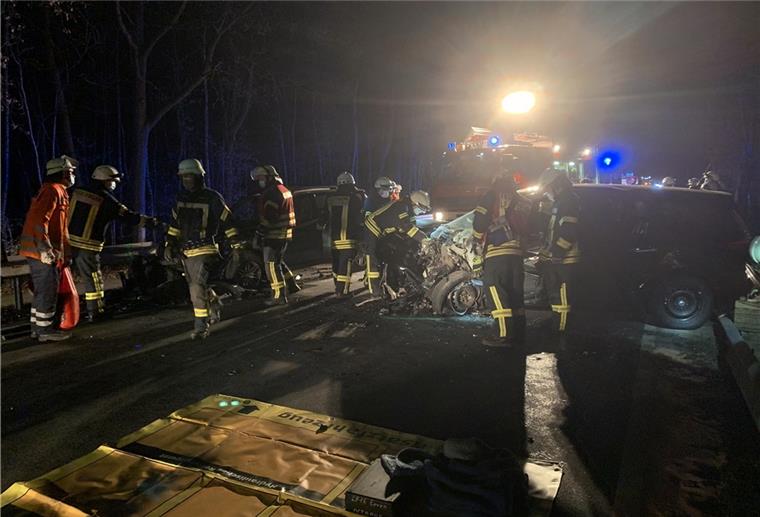 Schwerer Unfall auf der B 71 bei Seedorf Die Fahrer der zwei völlig zerstörten Autos wurden jeweils schwer verletzt.