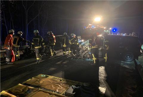 Die Fahrer der zwei völlig zerstörten Autos wurden jeweils schwer verletzt.