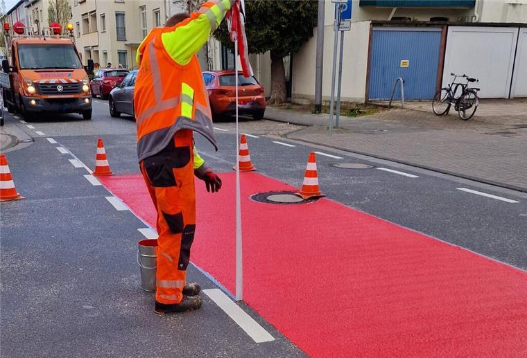 Fahrradstraße in Bremerhaven wird rot markiert Markierungsarbeiten im Kreuzungsbereich Kirchenstraße / Prager Straße.